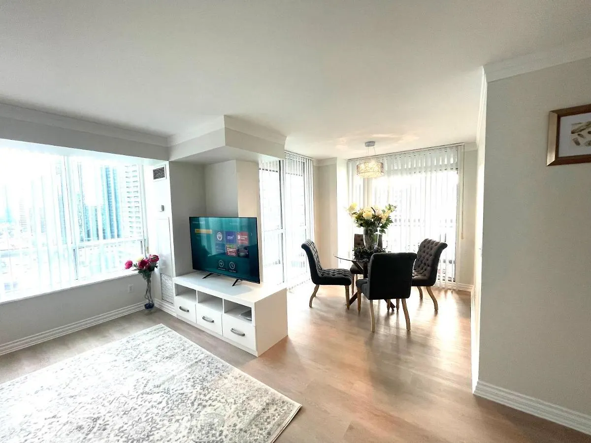 Spacious 3 Bd In The Centre Of North York, High Floor, Balcony, Free Wifi And Parking Subway Toronto Apartment